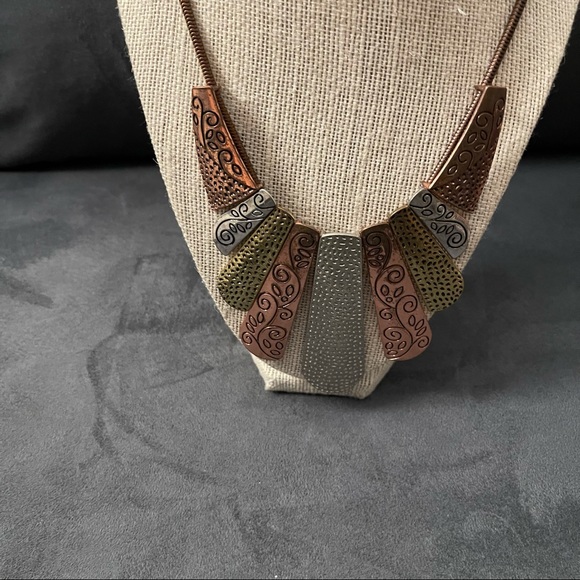 Cool metallic statement necklace - Picture 2 of 5